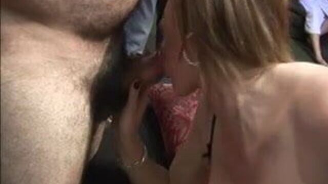 Британские милфы в гэнгбэнге в британском свинг-клубе в любительском видео