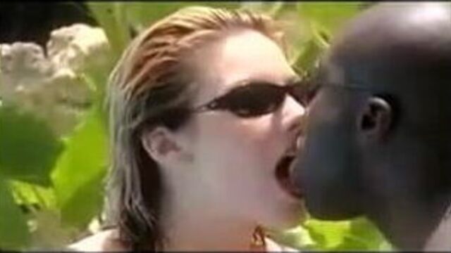 Горячий межрасовый поцелуй с языком у бассейна