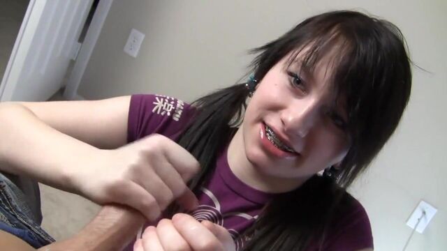 Милашка с косичками дрочит