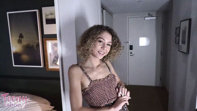 Няня Allie принимает сперму ее босса в ее тугую киску