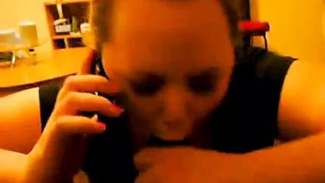 Неверная жена по телефону с мужем, пока он сосет большой черный член