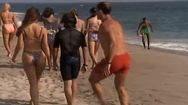 Charisma Carpenter - мясистая задница и бедра! (Baywatch)