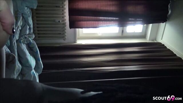 Немецкая тинка-студентка впервые трахается с большим черным членом в домашнем видео