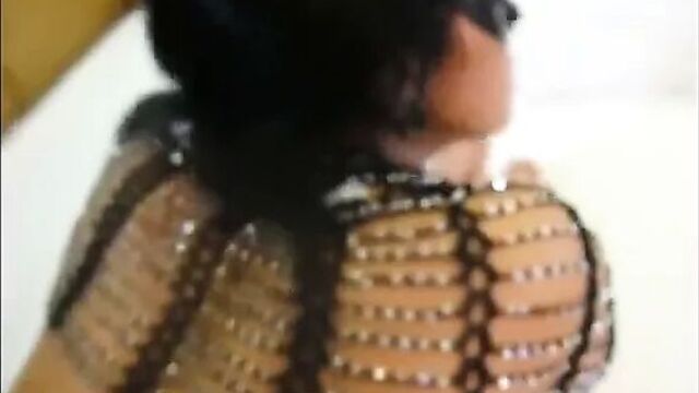 Британская британская пенджабская шлюшка трахает своего клиента .. большие сиськи