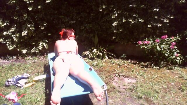 Nicoletta носит большой подгузник в сквере