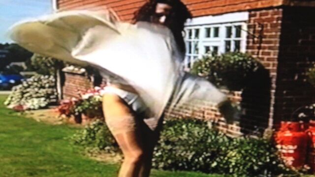 Ветер взрывает ее юбку