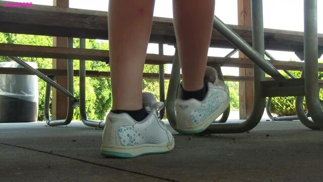 Jessi Roxy Skater играет с обувью в обувном превью