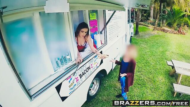 Brazzers - Brazzers Exxtra - когда грузовик с едой - скала