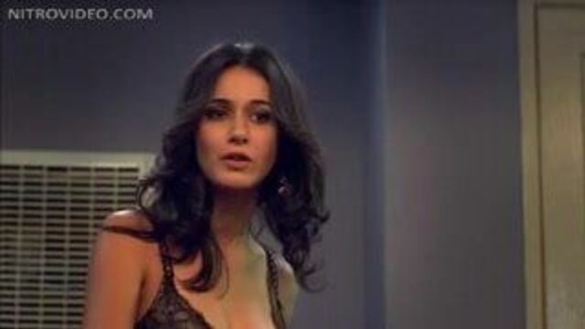 Знаменитость Emmanuelle Chriqui в сексуальном нижнем белье