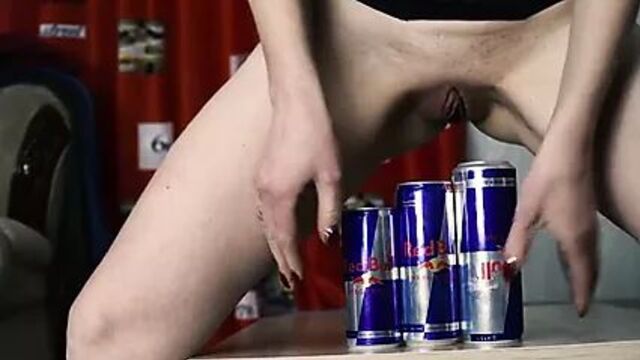 Милфа трахается из банок