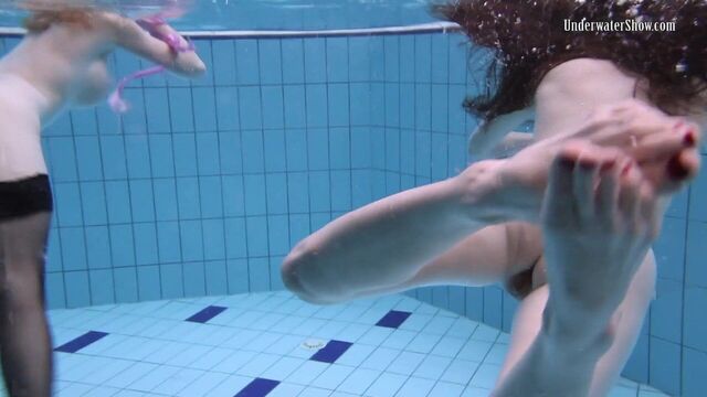 Andrejka и Aneta плавают обнаженными в бассейне