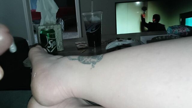 Дрочка на ее татуированные ступни