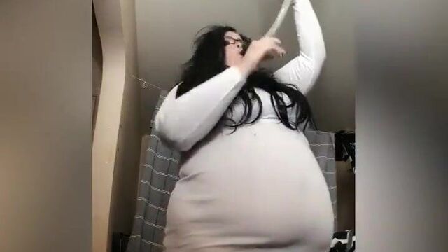 Возбужденная жиробасина в тугом платье кормит