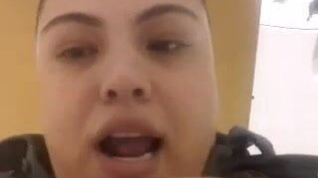 Сексуальная латина показывает сиськи