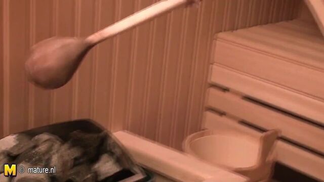 Женщины отдыхают обнаженными в любительском видео