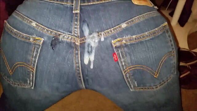 Выпускаю порцию спермы на ее джинсы