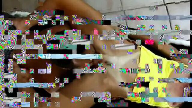 Опытная дама-брюнетка в желтом наряде наслаждается сексом