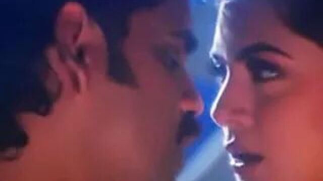 Sushmita Sen все целует