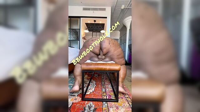 Чернокожая шейкер-жиробасина с большой попкой