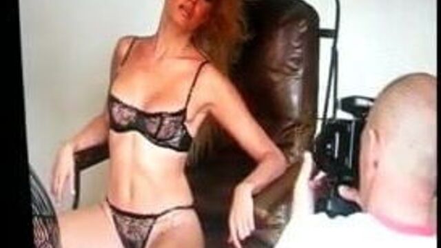 Nancy Sorrell просвечивает до волосатой киски