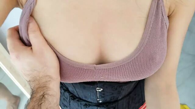 Минет и скачет до оргазма, грудастая азиатская девушка