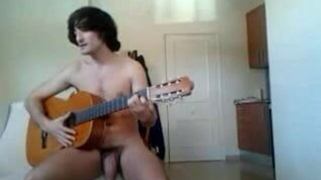 Gran EXCIBICIONISTA .. TOCANDO LA GUITARRA