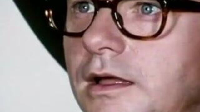 Julie Newmar в сцене с нижним бельем в соблазнении ботаника