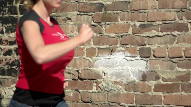 Kari Byron работает в замедленной съемке