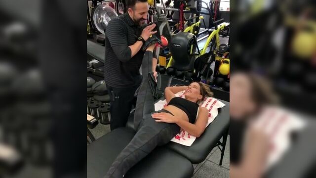 Kate Beckinsale работает над своей гибкостью в спортзале