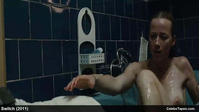 Знаменитость-блондинка Karine Vanass выставляет напоказ свое великолепное тело