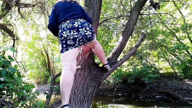 Fucking my pussy with a dildo and pissing powerfully