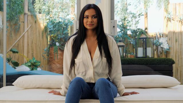 2 hot girls have a threesome together that you will NEED to see!