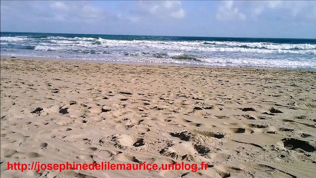 Josephine of Mauritius Island : Pee at Cap d'Agde in winter