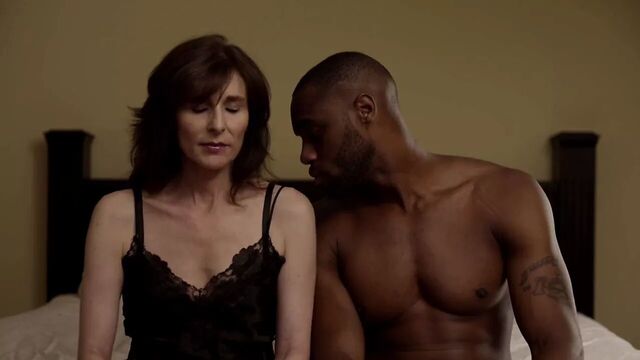 Жена нанимает молодую шлюшку с большим черным членом, чтобы удовлетворить ее потребности