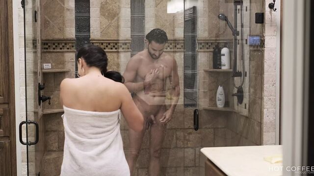 Принятие душа с моим подтянутым мужем заканчивается горячим и романтическим сексом