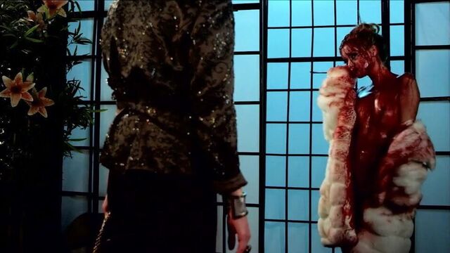 Alyson Ванна обслуживает хот-дог