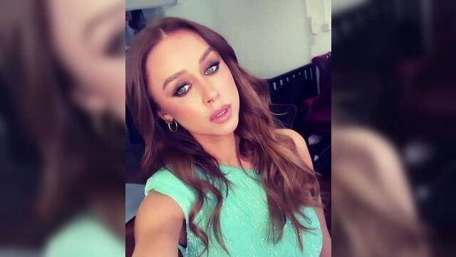 Una Healy выглядит красивой в голубом топе