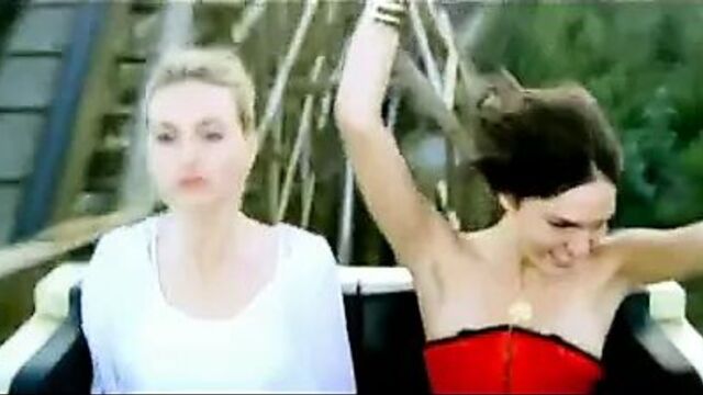 Сиськи во время скачки на американских горках в датском музыкальном видео