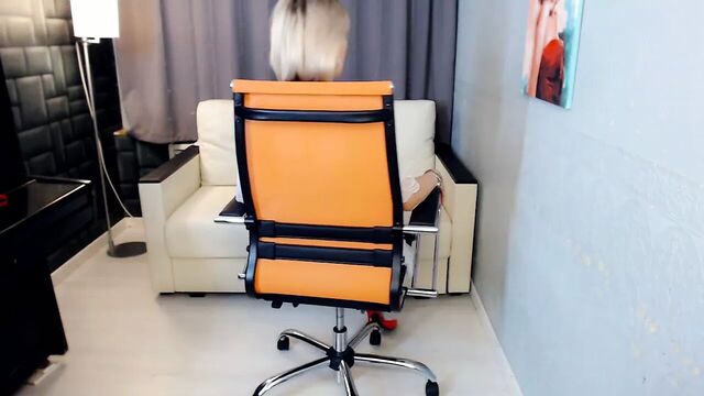 Зрелая блондинка показывает ее обнаженное тело перед камерой