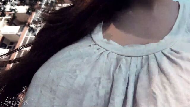 Подпрыгивающие сиськи в рубашке без лифчика во время ходьбы и бега 4