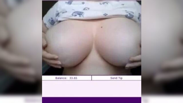 Огромные сиськи перед живой камерой