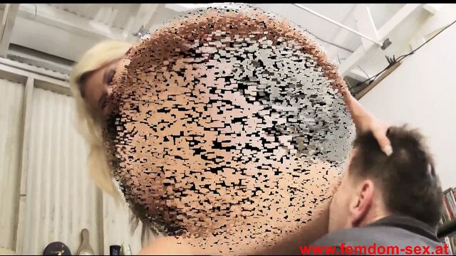 Женское доминирование с лизанием задницы