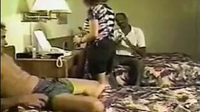 Муженек приносит ей 18-дюймовый член