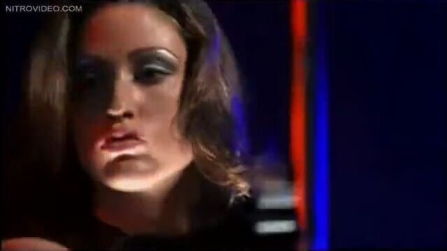 Shannon Elizabeth - блюдо для собак (2000)