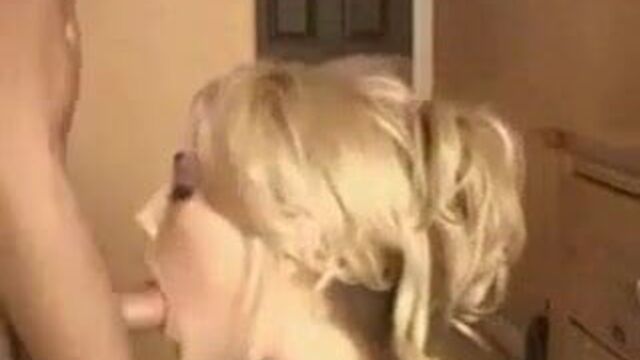 Peachez делает минет блондинке