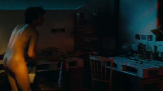 Emma De Caunes в французском мейнстрим-фильме с простой сценой секса