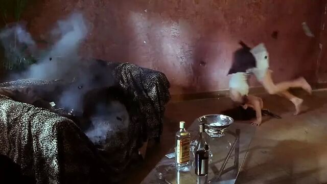 Maggie Q - обнаженное оружие