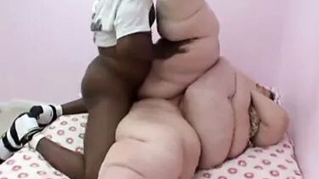 Сексуальная Mae и Rock Tha Icon