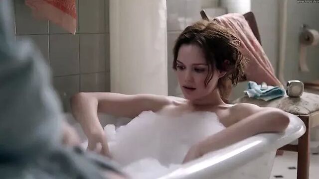 Sonja Gerhardt, Emilia Schuele, Nackt