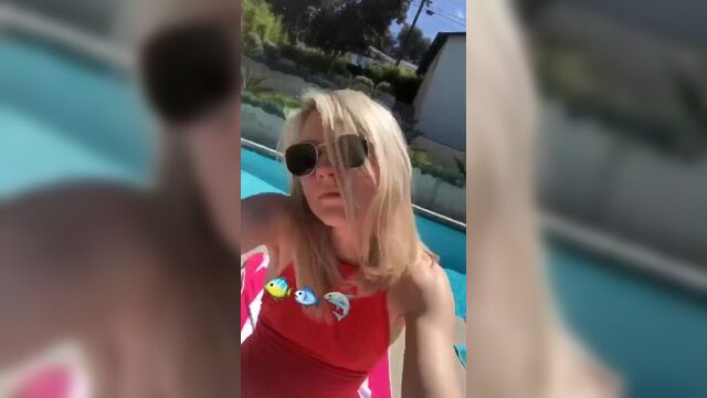 Emily Kinney танцует, селфи.